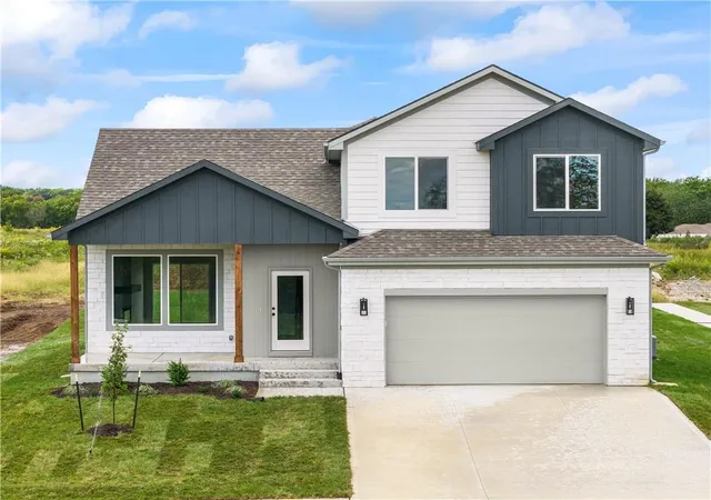 Photo 1 of Single family home for sale at 2200 Se Oak Ridge Dr, Oak Grove, MO 64075 | MLS# 2644728 | Listing updated on 2026-10-03