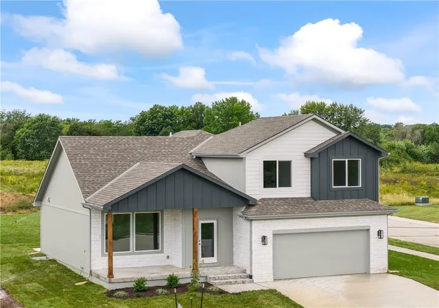 Photo 2 of Single family home for sale at 2200 Se Oak Ridge Dr, Oak Grove, MO 64075 | MLS# 2644728 | Listing updated on 2026-10-03