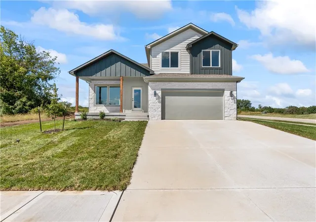 Photo 3 of Single family home for sale at 2200 Se Oak Ridge Dr, Oak Grove, MO 64075 | MLS# 2644728 | Listing updated on 2026-10-03