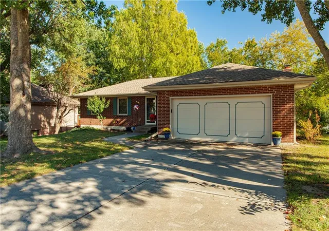Photo 3 of Single family home for sale at 1913 Colony Ln, Independence, MO 64058 | MLS# 2644732 | Listing updated on 2026-10-08