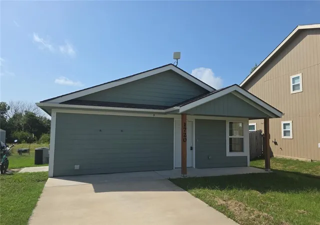 Photo 1 of Single family home for sale at 1720 Elderberry Ln, Ottawa, KS 66067 | MLS# 2644736 | Listing updated on 2026-09-30
