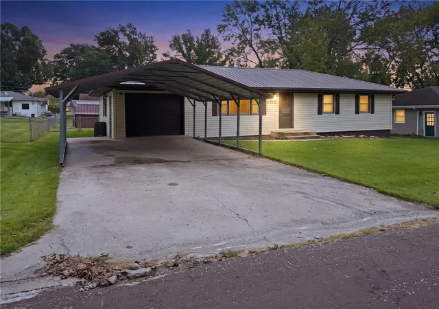 Photo 1 of Single family home for sale at 1717 Fairchild St, Chillicothe, MO 64601 | MLS# 2644743 | Listing updated on 2026-10-02