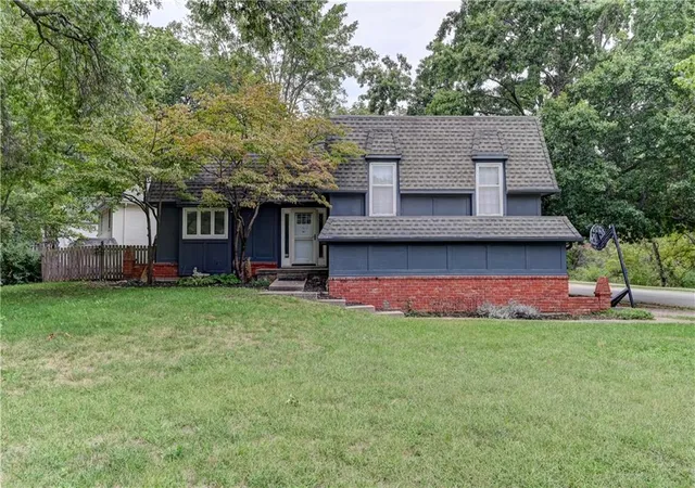 Single family home for sale at 520 S Meadowbrook Ln, Olathe, KS 66062 | MLS# 2644746