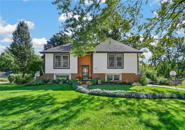 Single family home for sale at 517 S Franklin St, Raymore, MO 64083 | MLS# 2644748