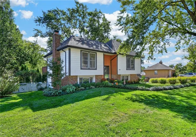 Photo 1 of Single family home for sale at 517 S Franklin St, Raymore, MO 64083 | MLS# 2644748 | Listing updated on 2026-10-08