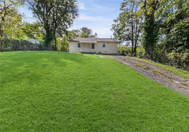 Photo 3 of Single family home for sale at 9513 E 14th Street, Independence, MO 64052 | MLS# 2644758 | Listing updated on 2026-09-30