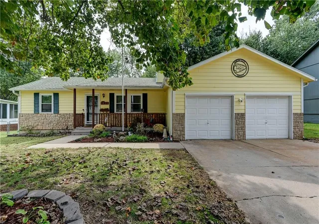 Photo 1 of Single family home for sale at 1823 Ne Mckee Ln, Lees Summit, MO 64086 | MLS# 2644767 | Listing updated on 2026-10-02