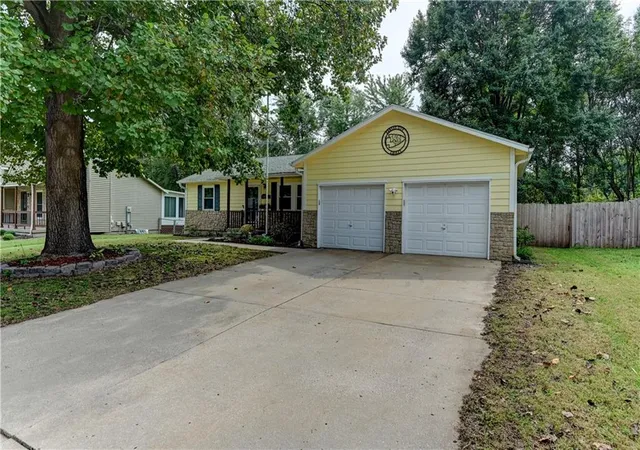 Photo 3 of Single family home for sale at 1823 Ne Mckee Ln, Lees Summit, MO 64086 | MLS# 2644767 | Listing updated on 2026-10-02