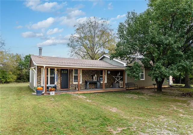 Photo 1 of Single family home for sale at 26169 Dehoff Dr, Tonganoxie, KS 66086 | MLS# 2644770 | Listing updated on 2026-10-21