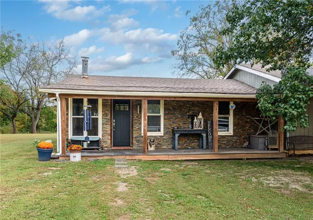Photo 2 of Single family home for sale at 26169 Dehoff Dr, Tonganoxie, KS 66086 | MLS# 2644770 | Listing updated on 2026-10-21