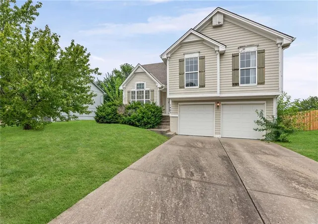 Photo 1 of Single family home for sale at 1405 Ne Grand Ave, Lees Summit, MO 64086 | MLS# 2644778 | Listing updated on 2026-10-01