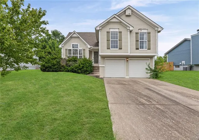 Photo 2 of Single family home for sale at 1405 Ne Grand Ave, Lees Summit, MO 64086 | MLS# 2644778 | Listing updated on 2026-10-01