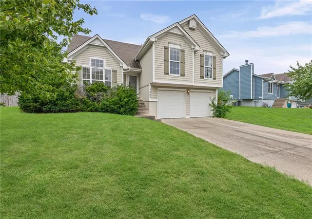 Photo 3 of Single family home for sale at 1405 Ne Grand Ave, Lees Summit, MO 64086 | MLS# 2644778 | Listing updated on 2026-10-01