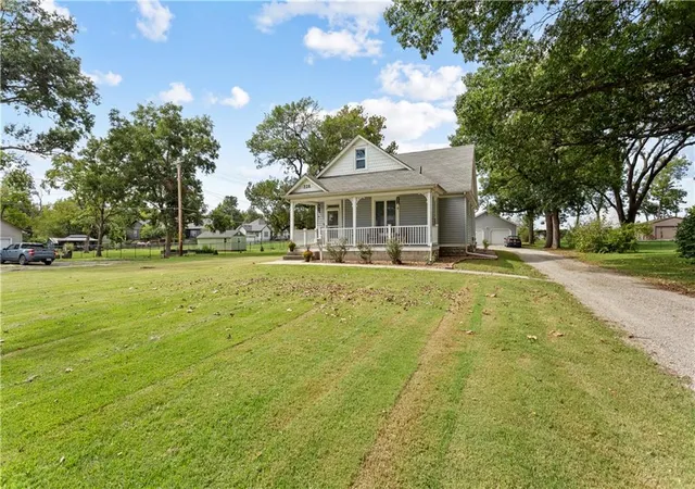 Photo 1 of Single family home for sale at 328 S Ash St, Ottawa, KS 66067 | MLS# 2644779 | Listing updated on 2026-10-01