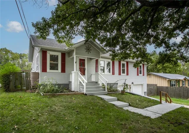 Photo 3 of Sale Pending at 4201 Arlington Ave, Kansas City, MO 64133 | MLS# 2644780 | Listing updated on 2026-10-04