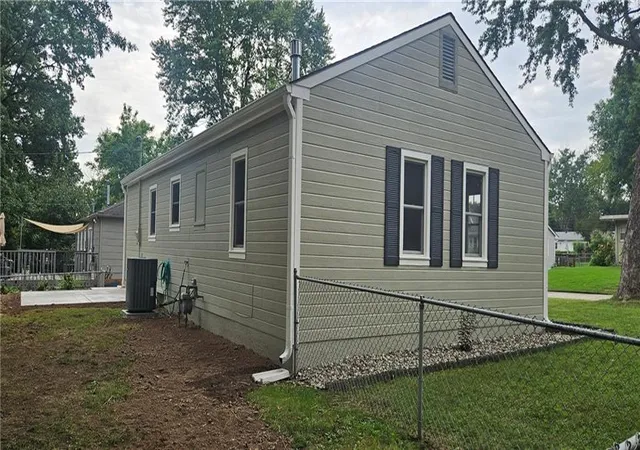 Photo 3 of Single family home for sale at 401 Sw Madison St, Lees Summit, MO 64063 | MLS# 2644784 | Listing updated on 2026-10-09