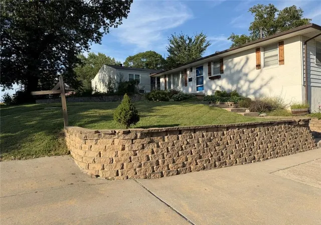 Photo 4 of Single family home for sale at 117 Waller St, Excelsior Springs, MO 64024 | MLS# 2644797 | Listing updated on 2026-10-08