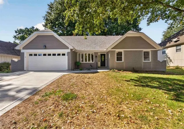 Photo 1 of Single family home for sale at 406 Se Richardson Pl, Lees Summit, MO 64063 | MLS# 2644803 | Listing updated on 2026-10-09