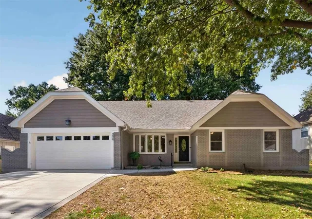 Photo 1 of Single family home for sale at 406 Se Richardson Pl, Lees Summit, MO 64063 | MLS# 2644803 | Listing updated on 2026-10-17