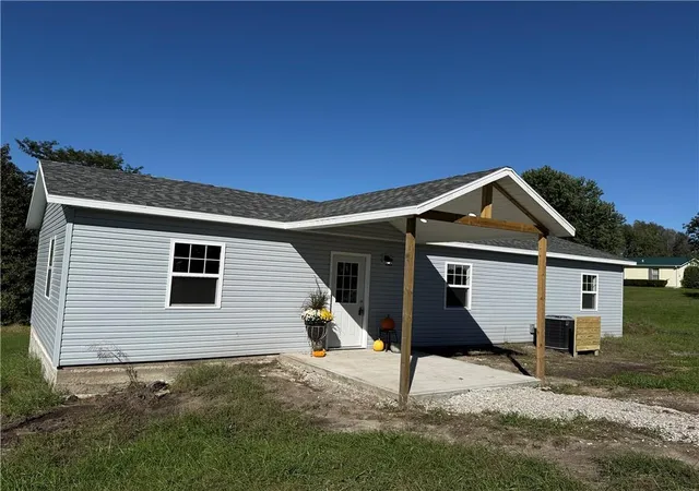 Photo 2 of Single family home for sale at 401 Walnut St, Pattonsburg, MO 64670 | MLS# 2644815 | Listing updated on 2026-10-21