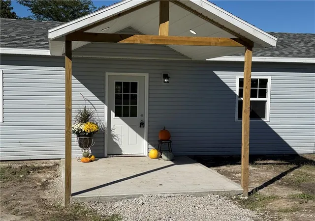 Photo 1 of Single family home for sale at 401 Walnut St, Pattonsburg, MO 64670 | MLS# 2644815 | Listing updated on 2026-10-21