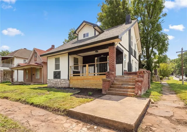 Photo 2 of Single family home for sale at 530 Park Ave, Excelsior Springs, MO 64024 | MLS# 2644816 | Listing updated on 2026-10-02
