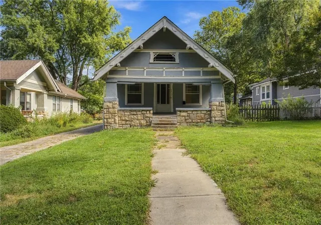 Single family home for sale at 5817 Oak St, Kansas City, MO 64113 | MLS# 2644819