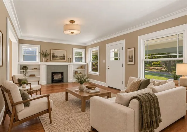 Photo 4 of Single family home for sale at 5817 Oak St, Kansas City, MO 64113 | MLS# 2644819 | Listing updated on 2026-10-02