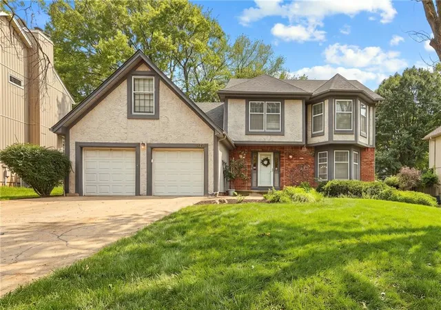 Single family home for sale at 8408 Acuff Ln, Lenexa, KS 66215 | MLS# 2644822