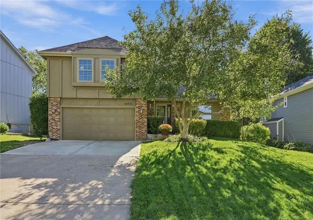 Photo 1 of Sale Pending at 14715 S Arapaho Dr, Olathe, KS 66062 | MLS# 2644826 | Listing updated on 2026-10-18
