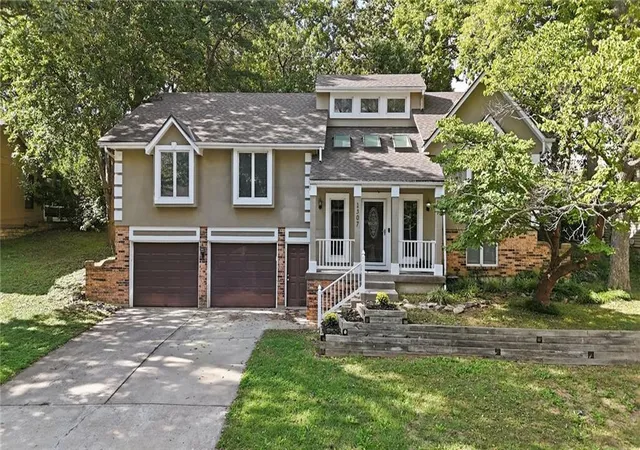 Photo 1 of Single family home for sale at 1307 Sw Granite Crk Dr, Blue Springs, MO 64015 | MLS# 2644828 | Listing updated on 2026-10-01