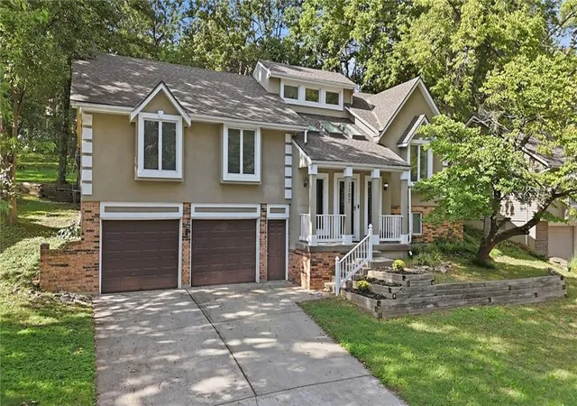 Photo 2 of Single family home for sale at 1307 Sw Granite Crk Dr, Blue Springs, MO 64015 | MLS# 2644828 | Listing updated on 2026-10-01