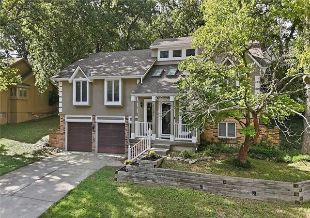 Photo 3 of Single family home for sale at 1307 Sw Granite Crk Dr, Blue Springs, MO 64015 | MLS# 2644828 | Listing updated on 2026-10-01