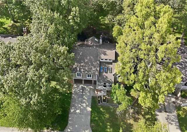 Photo 4 of Single family home for sale at 1307 SW Granite Crk Dr, Blue Springs, MO 64015 | MLS# 2644828 | Listing updated on 2026-10-01