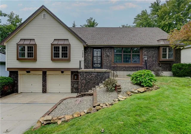 Single family home for sale at 7608 NW 69th Street, Kansas City, MO 64152 | MLS# 2644839