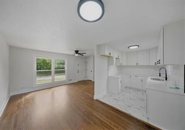 Photo 4 of Sale Pending at 3912 E 47th Terrace, Kansas City, MO 64130 | MLS# 2644847 | Listing updated on 2026-10-01