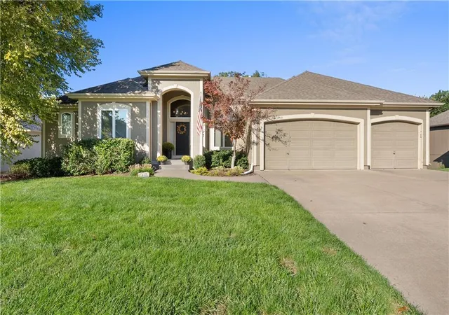 Single family home for sale at 4324 SE Canter Dr, Lees Summit, MO 64082 | MLS# 2644851
