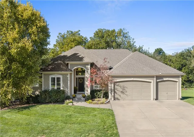 Photo 2 of Single family home for sale at 4324 Se Canter Dr, Lees Summit, MO 64082 | MLS# 2644851 | Listing updated on 2026-10-09