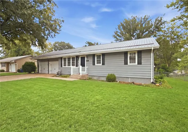 Photo 1 of Single family home for sale at 1406 Pearl St, Carrollton, MO 64633 | MLS# 2644861 | Listing updated on 2026-10-02