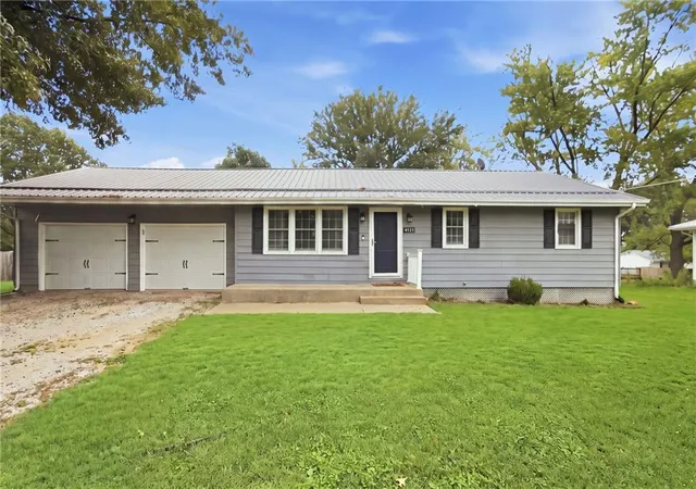 Photo 3 of Single family home for sale at 1406 Pearl St, Carrollton, MO 64633 | MLS# 2644861 | Listing updated on 2026-10-02