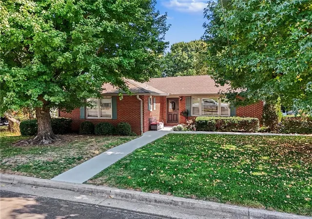 Single family home for sale at 39 Country Clb Ter, Lexington, MO 64067 | MLS# 2644865