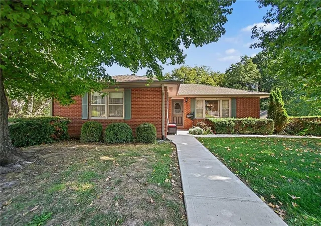 Photo 2 of Single family home for sale at 39 Country Clb Ter, Lexington, MO 64067 | MLS# 2644865 | Listing updated on 2026-10-17