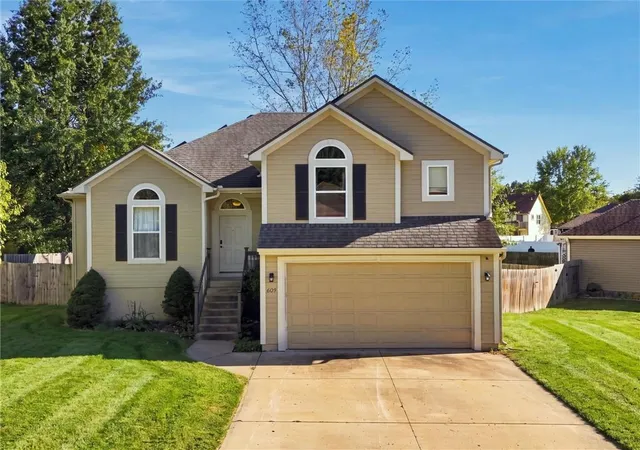 Single family home for sale at 609 S Kisner Cir, Independence, MO 64056 | MLS# 2644884