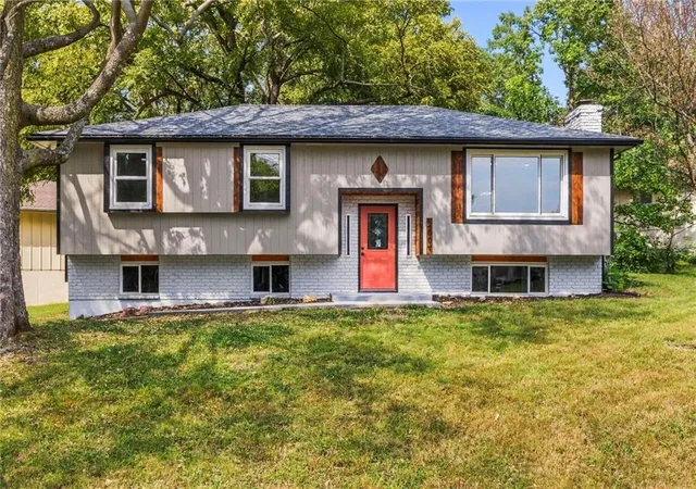 Photo 1 of Single family home for sale at 2009 Se Abbey St, Blue Springs, MO 64014 | MLS# 2644886 | Listing updated on 2026-10-04