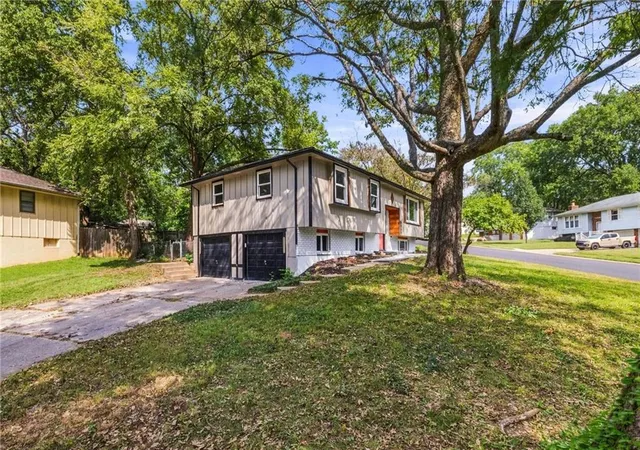 Photo 3 of Single family home for sale at 2009 Se Abbey St, Blue Springs, MO 64014 | MLS# 2644886 | Listing updated on 2026-10-04