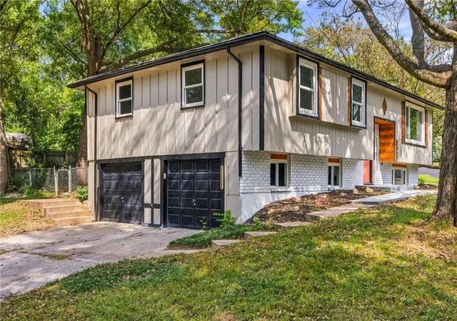 Photo 3 of Single family home for sale at 2009 SE Abbey St, Blue Springs, MO 64014 | MLS# 2644886 | Listing updated on 2026-10-04