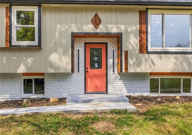 Photo 4 of Single family home for sale at 2009 SE Abbey St, Blue Springs, MO 64014 | MLS# 2644886 | Listing updated on 2026-10-04