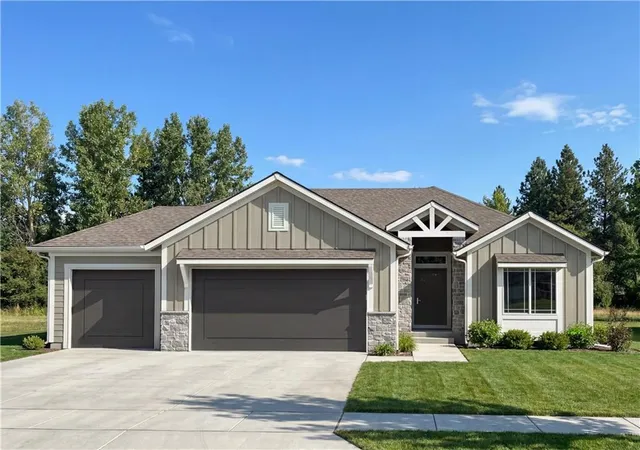 Single family home for sale at 14624 Aspen Cir, Basehor, KS 66007 | MLS# 2644888