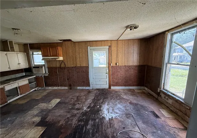 Photo 4 of Single family home for sale at 503 Benton Ave, Excelsior Springs, MO 64024 | MLS# 2644897 | Listing updated on 2026-10-20