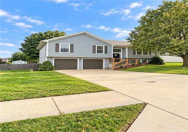 Photo 2 of Single family home for sale at 10430 N Tracy Ave, Kansas City, MO 64155 | MLS# 2644904 | Listing updated on 2026-10-08